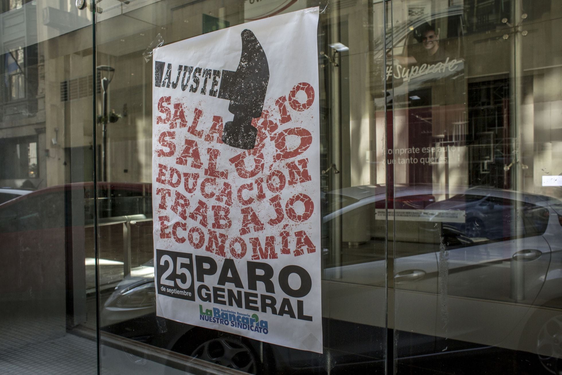Un cartel de protesta se exhibe fuera de un banco durante una huelga nacional en Buenos Aires.