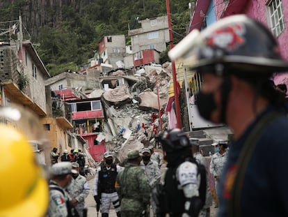 Rescue teams work after a landslide at Cerro del Chiquihuite buried houses in the area, in the municipality of Tlalnepantla de Baz, on the outskirts of Mexico City, Mexico, September 10, 2021. REUTERS/Edgard Garrido