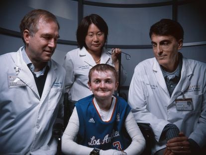 El equipo médico de la Universidad de Stanford junto a uno de sus pacientes en una imagen de archivo de 2015.