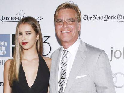 Aaron Sorkin posa junto a su hija Roxy.