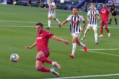Lucas Pérez ( intenta controlar el balón durante el partido entre el Valladolid  y el Alavés disputado este sábado en el estadio José Zorrilla. EFE/ R. García
