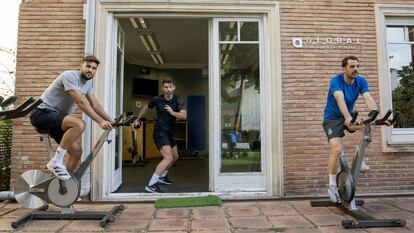 Víctor Sánchez, on the right of the image, in one of his training sessions with Marc Navarro and Víctor Álvarez.