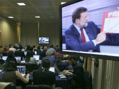 Periodistas siguiendo el debate entre Zapatero y Rajoy en 2008.