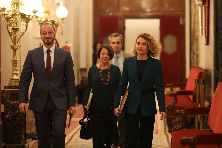 Miembros de la Mesa y la presidenta del Congreso de los Diputados.