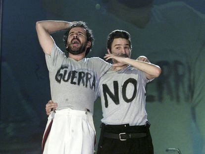 Guillermo Toledo y Alberto San Juan, presentadores de la gala de entrega de los Premios Goya de 2003, mostrando unas camisetas con el mensaje 'GUERRA NO'.