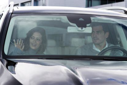 Sara Carbonero abandona junto a Iker Casillas el hospital madrileño donde estaba ingresada.