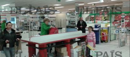 Angela Merkel, colocando su compra en una cesta.