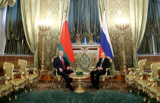 El líder ruso Vladímir Putin y el presidente de Bielorrusia. Ambos han ninguneado el trabajo literario de Svetlana Alexiévich. De ellos habla en esta entrevista.