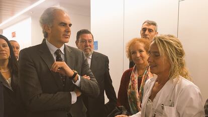 Enrique Ruiz Escudero, consejero de Sanidad de Madrid, visita el Hospital Rey Juan Carlos de Móstoles, de Quirónsalud, en 2018.