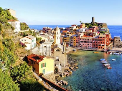 Panorámica de la villa de Vernazza, en la costa de Liguria, Italia.