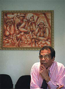 Jorge Mendoza, director de Deportes de la Embajada de Angola.Mendoza marca un gol en un partido frente al Sevilla en el Calderón.