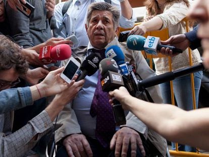 El abogado Carlos Slepoy atiende a los medios en mayo de 2014 en Madrid.