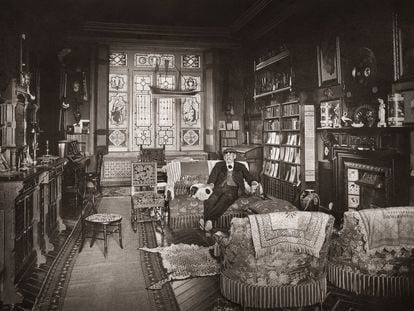 Benito Pérez Galdós, fotografiado en 1915 en el salón-despacho de su casa de Santander.