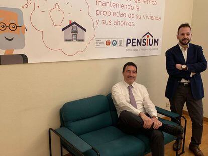 David Igual (de pie) y Miquel Perdiguer (sentado), CEO y co-fundador de Pensium.