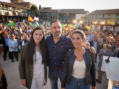 Rocío Monasterio, derecha, junto al presidente de Vox, Santiago Abascal, y la candidata del partido en Chinchón, Yolanda Torres, el 18 de mayo en un mitin en ese municipio madrileño.