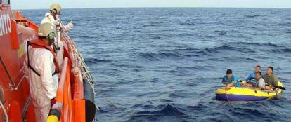 Salvamento Mar&iacute;timo localiza la balsa frente a las playas de Tarifa.