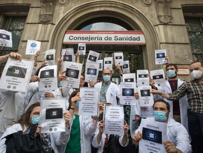 Un grupo de médicos protestaba el pasado 26 de abril ante la Consejería de Sanidad por las oposiciones.