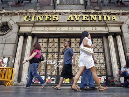 El viejo cine Avenida de Madrid, cerrado y en obras.