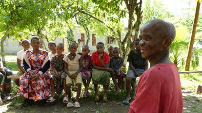 Geoffrey Inzito, líder del pueblo batwa en Bundibugyo (Uganda), con algunos de sus vecinos en la aldea donde viven.
