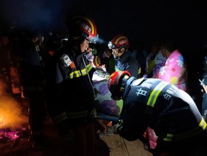 Los equipos de rescate trabajan en Baiyin (China) para socorrer a los participantes del ultramaratón que ha costado la vida este domingo a 21 corredores por hipotermia.