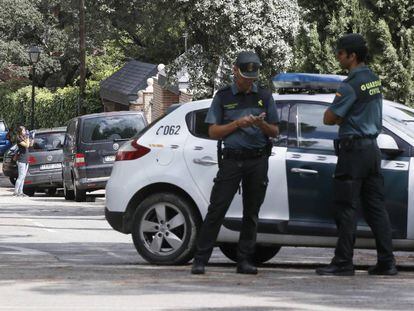 Guardias civiles en la calle en la que fue asesinado un inmigrante chino el pasado agosto.