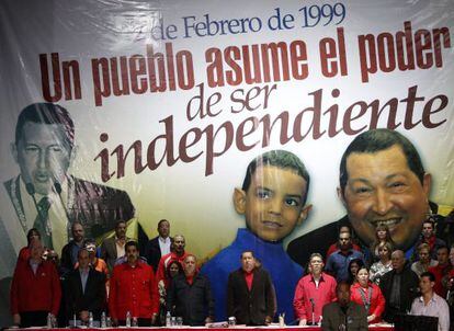 Hugo Chavez, en el centro, durante el acto de conmemoraci&oacute;n de sus 13 a&ntilde;os en la presidencia. 
