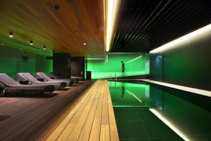 La arquitecta y diseñadora Patricia Urquiola (Oviedo, 1961) -con estudio en Milán- ideó una iluminación en tonos verdosos para obtener un ambiente relajante y refrescante en el <i>spa</i> del hotel Mandarin Oriental de Barcelona, inaugurado a finales de noviembre de 2009. Las luces insuflan una atmósfera de aire fresco en una planta subterránea donde espera una piscina de 12 metros de largo.