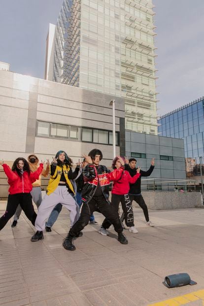 Varios jóvenes practican coreografías de K-pop en el distrito financiero de Azca, en Madrid.
