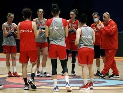 Las jugadoras de la selección femenina de baloncesto y el ya exseleccionador, Lucas Mondelo, en un entrenamiento en julio