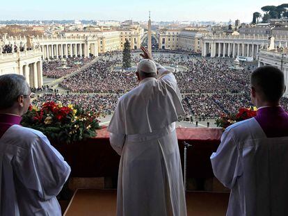El papa Francisco da la bendición desde el balcón de la basílica de San Pedro, el día de Navidad.