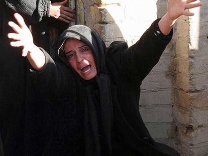 Una mujer llora de forma desesperada durante el funeral de su marido, muerto en un atentado suicida en Baquba (Irak).