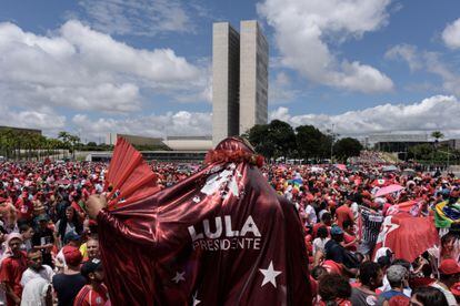 Partidarios de Lula frente al edificio del Congreso, en Brasilia, durante la ceremonia de investidura.