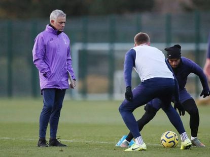 Mourinho durante su primer entrenamiento con el Tottenham.