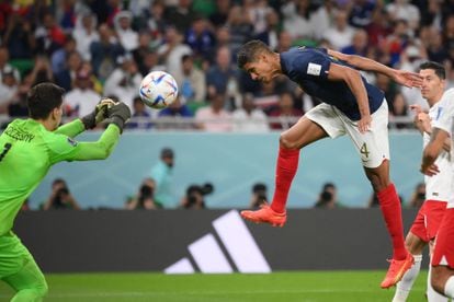 Raphael Varane (a la derecha) intenta anotar al portero polaco Szczesny. 