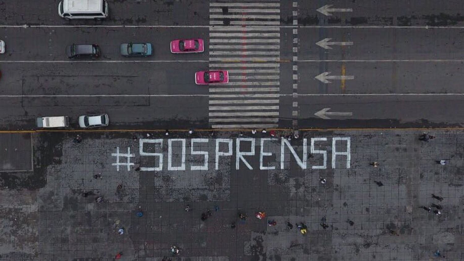 Periodistas pintaron la frase #SOSPrensa frente a Palacio Nacional en la Ciudad de México, en protesta por el aumento a la violencia contra la prensa.