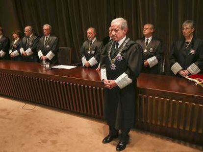 Los magistrados del actual Tribunal Constitucional. En primer plano, el presidente saliente, Pascual Sala.