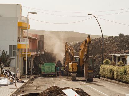 Una calle de la localidad de Tajuya alcanzada por la colada de lava. Han comenzado las tareas de limpieza y de construcción de una nueva carretera.