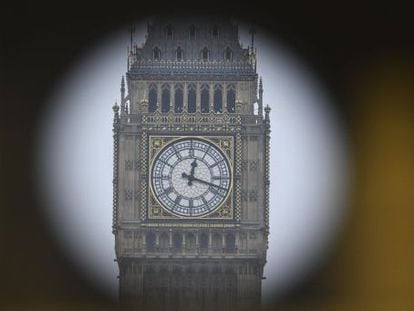 Vista del Big Ben a trav&eacute;s de una forma circular, en Westminster, Londres, Reino Unido.