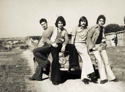 El autor recuerda así la fotografía: "Los amiguetes junto al coche sin matrícula en la Casa de Campo".