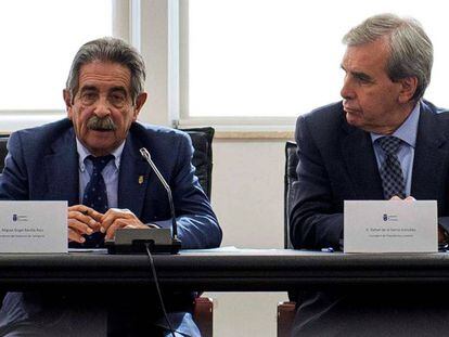 Rafael Sierra junto a Miguel Ángel Revilla en un acto del Gobierno de Cantabria en 2016.  