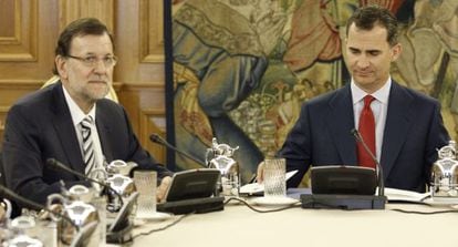 Mariano Rajoy (izquierda), junto al rey Felipe VI en el Consejo de Seguridad Nacional, el pasado d&iacute;a 10 en La Zarzuela.