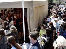 Carlos Ruiz Zafón firma ejemplares de sus novelas durante la celebración de Sant Jordi en Barcelona, en 2008. 
