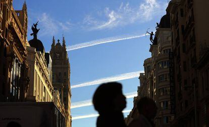 Diana cazadora, recién llegada al edificio de Gran Via 31, le dispara al Ave Fénix del edificio de enfrente, en Gran Via, 32, para que le devuelva a su amado.