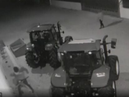 En vídeo, algunas grabaciones de seguridad que muestran cómo operaba la banda del tractor.