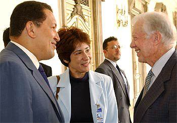 Jimmy Carter (derecha) conversa con el presidente venezolano, Hugo Chávez, a través de una intérprete.