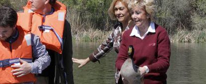 Aguirre, durante la suelta de aves en la laguna de Soto de las Juntas.