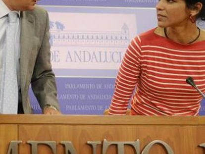 Teresa Rodr&iacute;guez, junto al vicepresidente tercero de la Mesa del Parlamento andaluz, Juan Moreno Yag&uuml;e. 