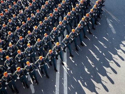 Soldados rusos desfilan por la plaza Roja de Moscú en el Día de la Victoria.