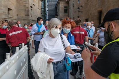 The public accesses the Plaza del Obradoiro in Santiago de Compostela to attend the Luz Casal concert.