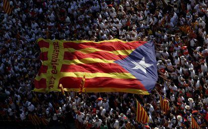 Manifestantes portan una estelada gigante en Barcelona en la Diada de 2015.